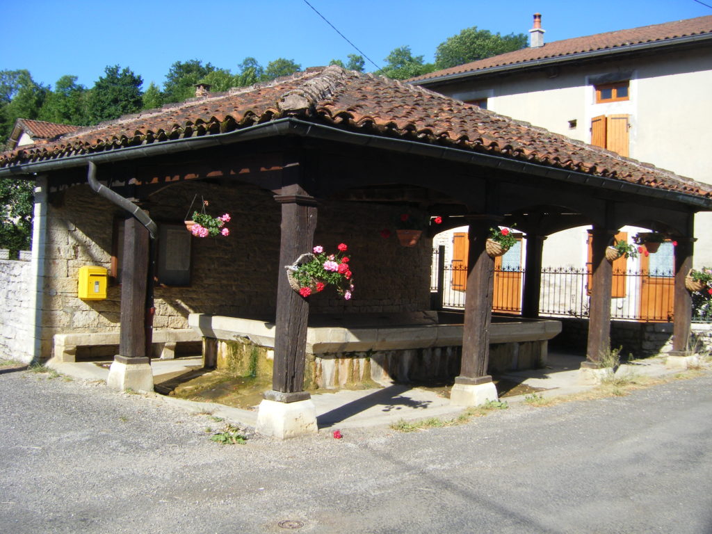 Lavoir de Villechantria (extérieur fleuri)