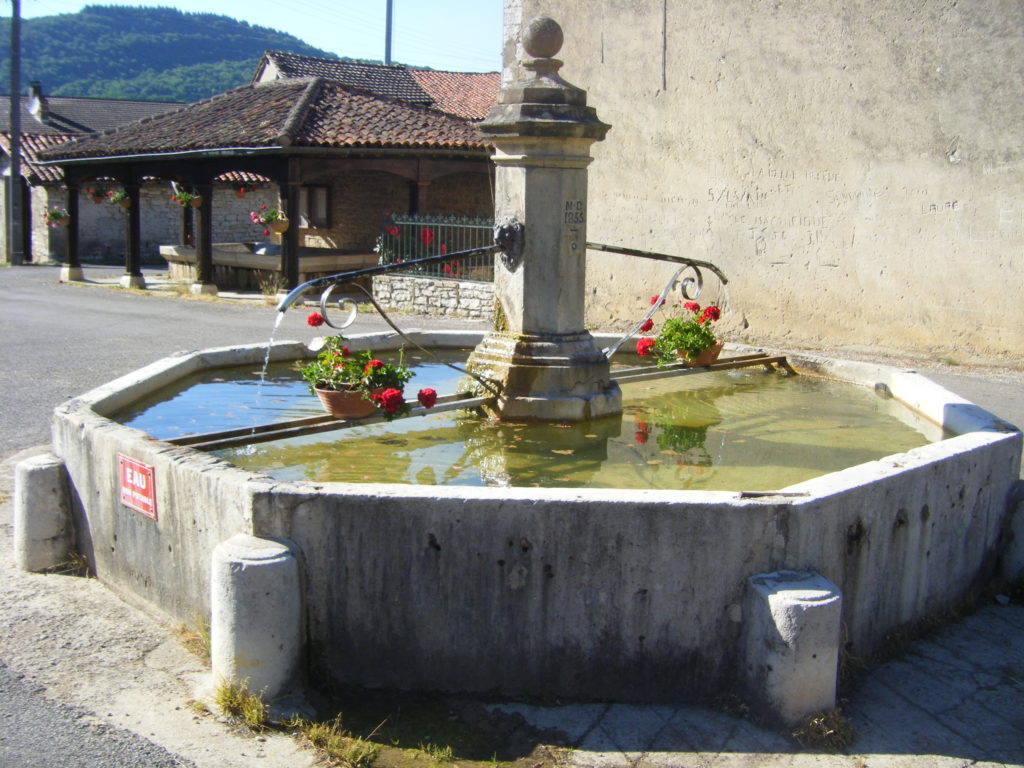 Fontaine de Villechantria fleurie