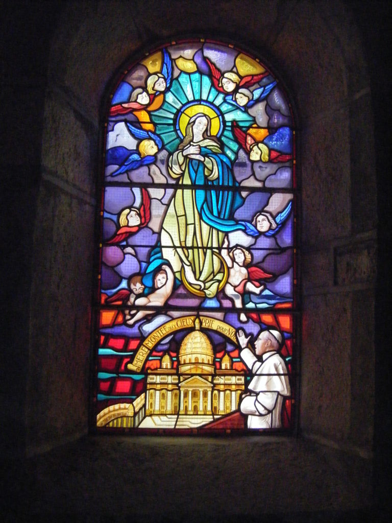Vitrail Église St Clair de Villechantria Ascension de Marie