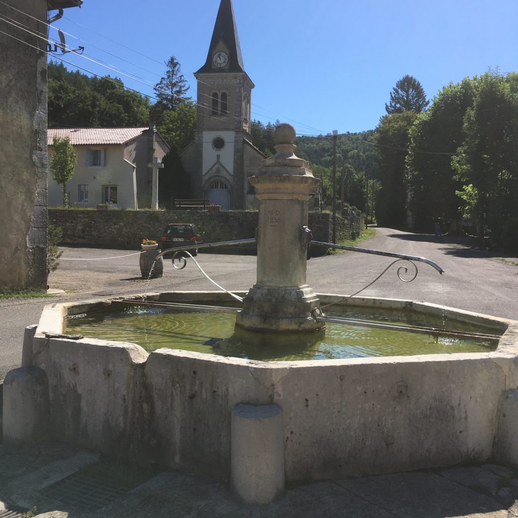 Fontaine et église de Villechantria