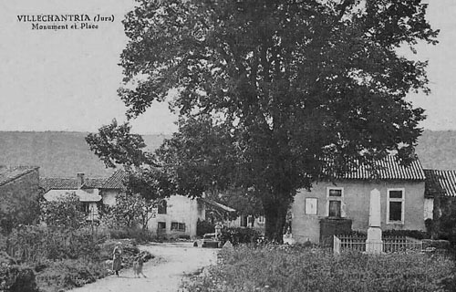 Carte postale ancienne de la place de Villechantria